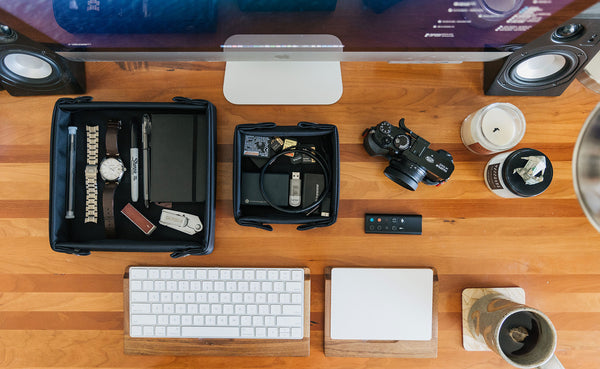 A very tidy work desk with two Tray Biens.